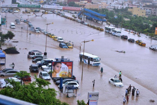 Pluies à Dakar: les routes encore inondées et la circulation bloquée