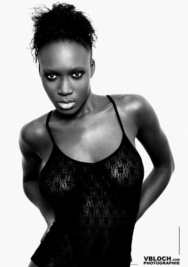 Poser à moitié nue : Ebène Diop assume sa nudité et impose son style