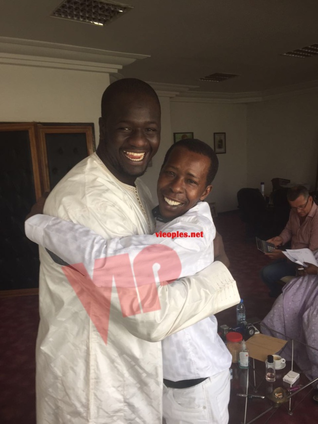 Bouba le body Gard de Cheikh Amar retrouve sa liberté dans un  sourire avec son patron.