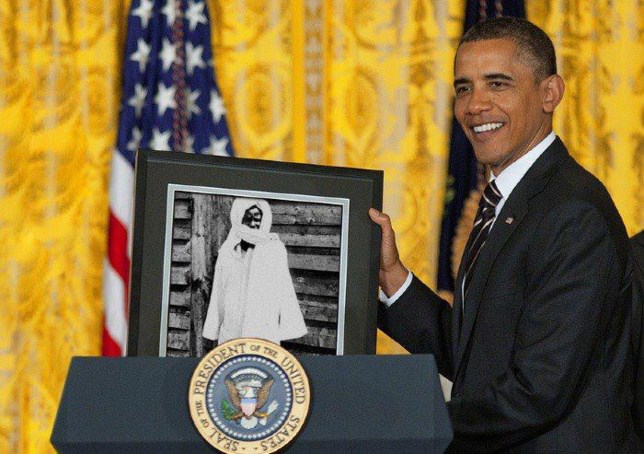 Que peut bien faire le président américain Barack Obama devant un portrait de Serigne Touba?