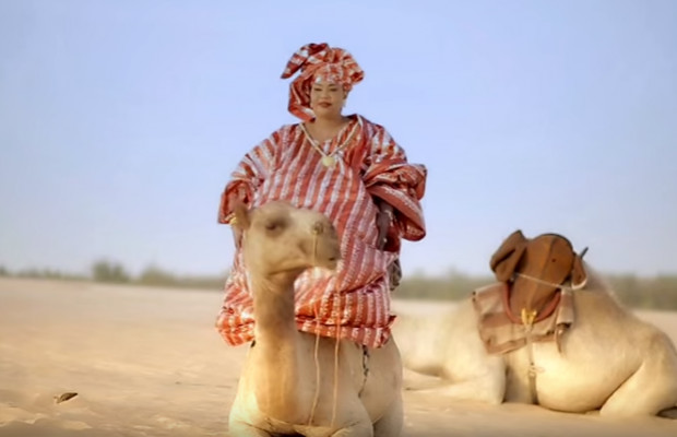 Fatou Guéweul sur le dos du chameau!!