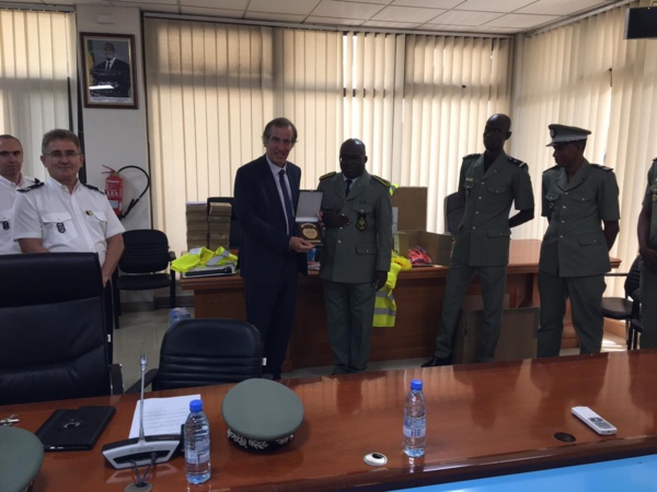 Son excellence l'Ambassadeur de la France Christophe Bigot remet du matériel à la douane sénégalaise