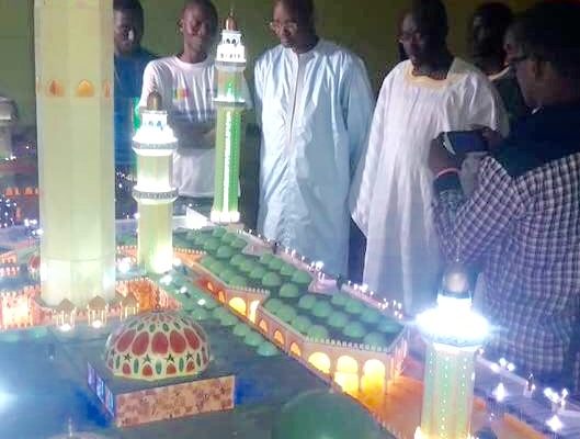 Regardez le cadeau symbolique d’un Talibé Tidiane à Cheikh Sidy Mokhtar Mbacké (photos)