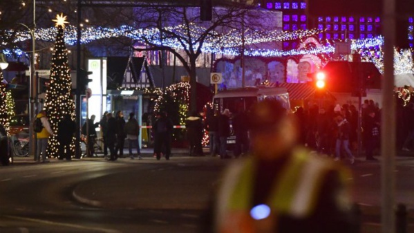 9 morts au moins : Un camion fonce sur un marché de Noël à Berlin, la piste de l'attentat privilégiée