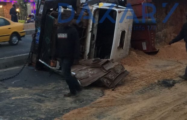  Un camion s’est renversé en pleine circulation sur la route de l’aéroport