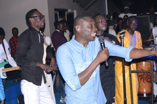 Quand Pape Diouf chante joyeux anniversaire à son garde du corps Ousseynou Fall dans un SARABAA inondé. Regardez