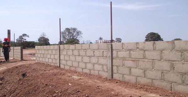 Construction du nouveau lycée de Médina Yoro Foulah: L’Etat engage la démolition des abris provisoires