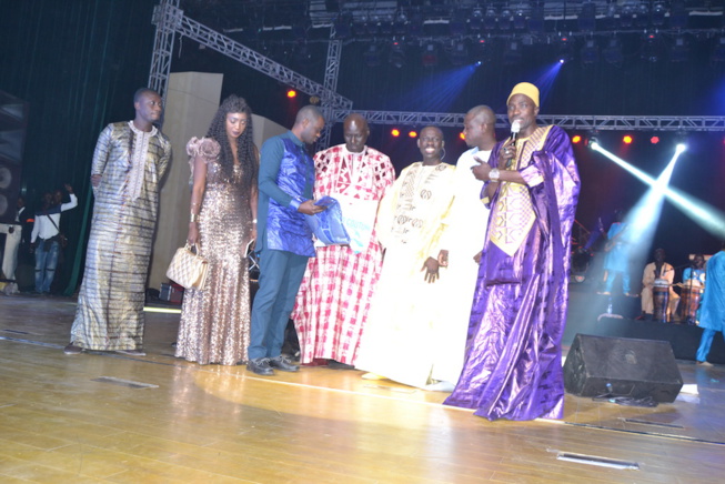 L' ADMATS (L'ASSOCIATION DES MAITRES TAILLEURS DU SENEGAL) DECORENT PAPE DIOUF AU GRAND THEATRE.