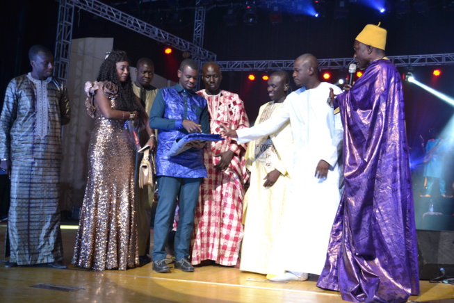 L' ADMATS (L'ASSOCIATION DES MAITRES TAILLEURS DU SENEGAL) DECORENT PAPE DIOUF AU GRAND THEATRE.