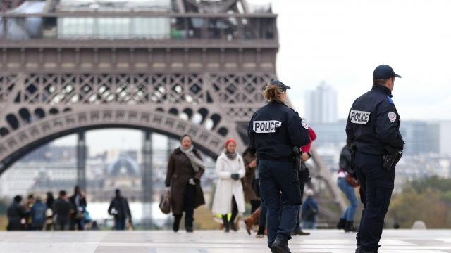 Paris : deux personnes retrouvées égorgées, un proche interpellé