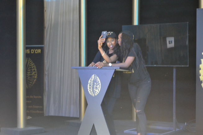 JOUR J - 01 DES CAURIS D'OR: Pape Diouf en sound check, les hôtesse en place pour le bon déroulement de la mise en place.