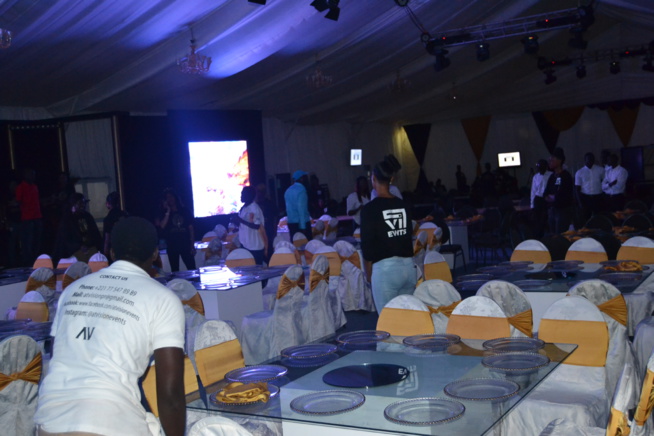 JOUR J - 01 DES CAURIS D'OR: Pape Diouf en sound check, les hôtesse en place pour le bon déroulement de la mise en place.