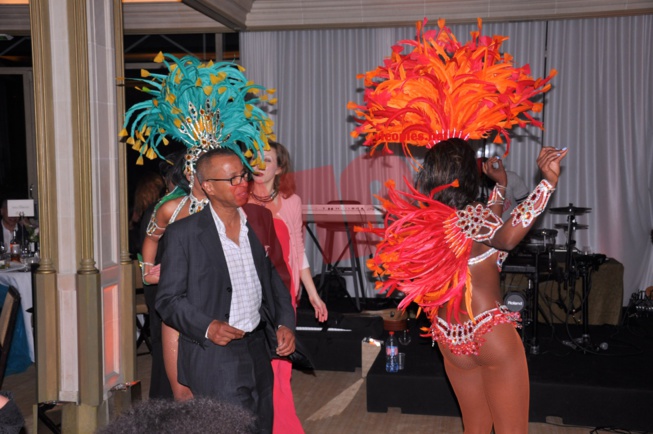 GALA CHIC ET GLAMOUR À PARIS: La prestation du carnaval Brésilien.