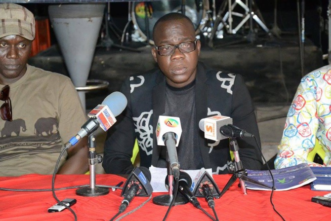 Abdou Guité Seck face à la presse pour le lancement de son album.