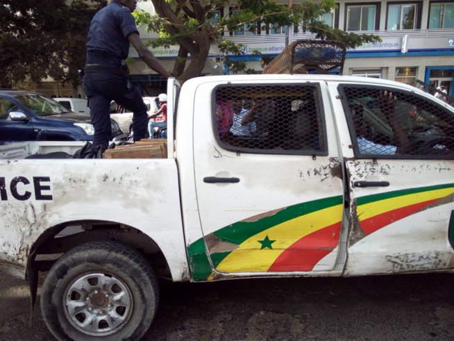 Vidéo – Arrestation musclée, 14 femmes Pro Khalifa Sall arrêtées pour avoir barré la …