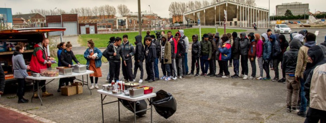 A Calais, la police bloque une distribution de repas aux réfugiés par l'Auberge des migrants