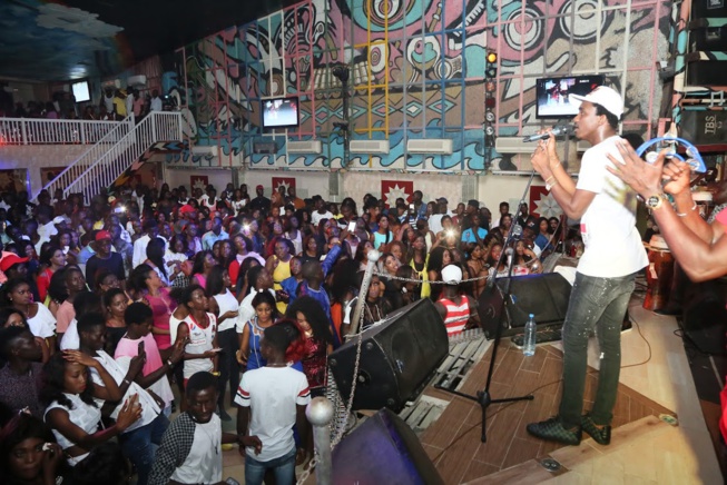 En images, Wally Seck chauffe ses fans au Penc Mi.