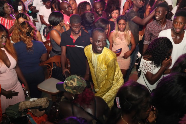 En images, Wally Seck chauffe ses fans au Penc Mi.