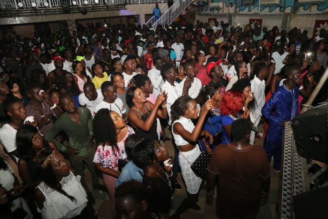 En images, Wally Seck chauffe ses fans au Penc Mi.