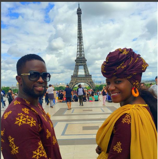 Le couple chanteur, Mabo à Paris, en mode tenue africaine