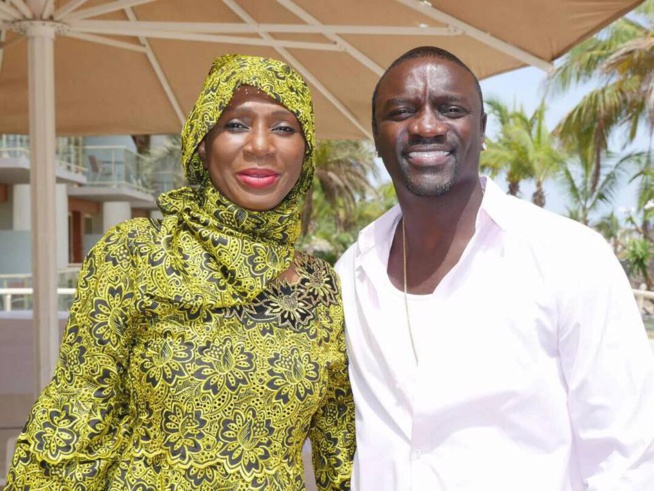 Akon en toute complicité avec la directrice Ngoné Ndour