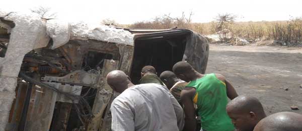 Vidéo: Un bus transportant des étudiants percute un camion chargé de ciment, 2 morts et plusieurs blessés…Regardez