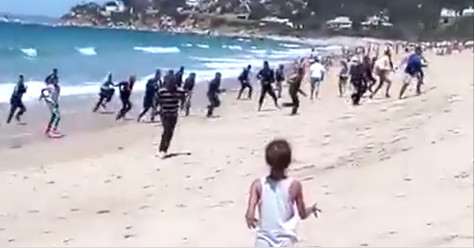 Vidéo – Espagne: des migrants débarquent sur une plage à la surprise des baigneurs