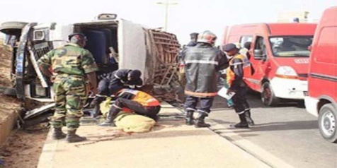 Bakel : Le camion rate son virage et percute un mini-car, un mort plusieurs blessés