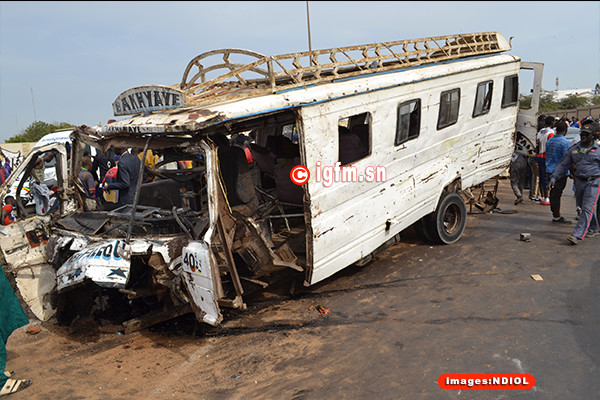 POUT : Un bus dérape et finit sa course folle sur un arbre / 2 morts et 45 blessés au…