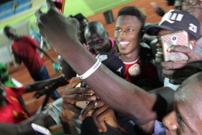 Cap vert, Praia: les Lions en toute complicité avec les supporters … Tout ce que vous n’avez pas vu en Images