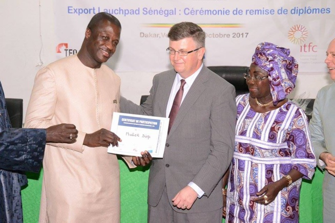 94 IMAGES:Cérémonie de remise de diplômes après une formation sur les aspects pratiques du Commerce international, à des OPC et entreprises exportatrices sénégalaises.