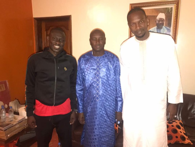 Le ministre de l'intérieur Aly Ngouille Ndiaye et le PDG deD-Medias Bougane Guéye chez Pape Diouf pour présenter leur condéléances