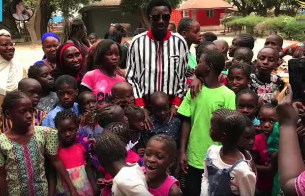 Gambie : Wally Seck offre un packet de fortune aux enfants