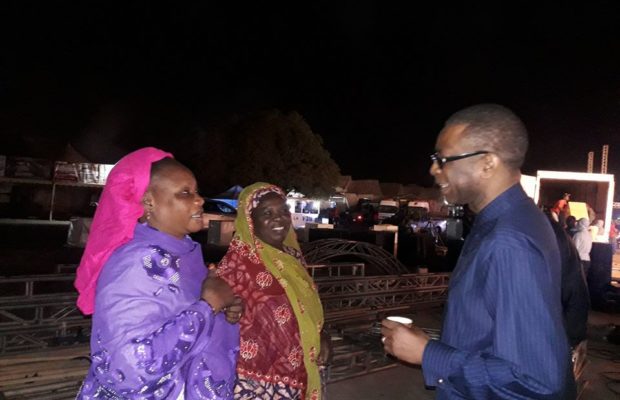 Youssou Ndour et des fans la veille du Gran Bal