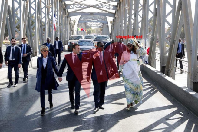 (Photos) Saint-Louis: Les couples présidentiels Macron et Sall traversent main dans la main, le pont de la vieille ville, à pieds