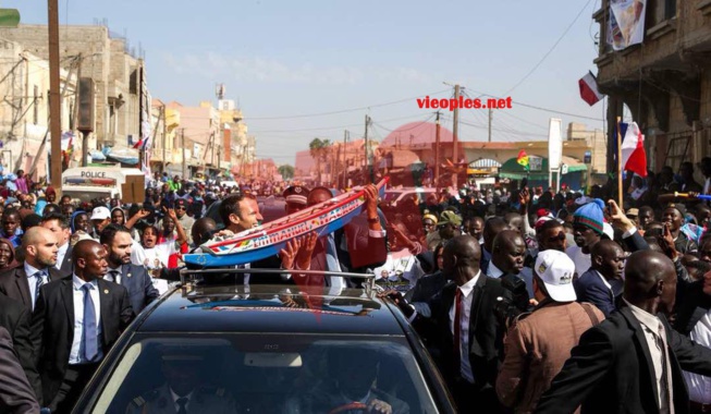 Macky Sall et Emmanuel Macron prennent un bain de foule à Saint-Louis (Photos)