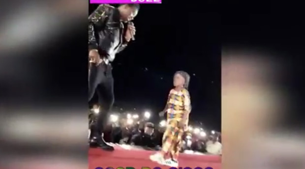 Le fils de Eumeudy Badiane explose le concert de Wally … Regardez