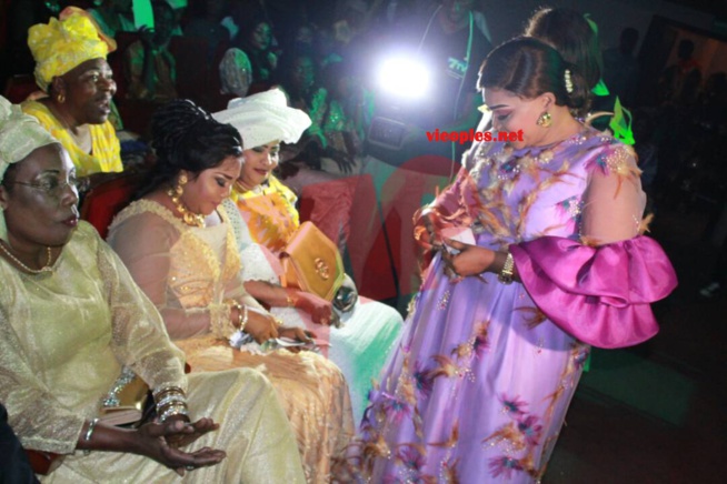 Fatima et Fatou Thiam, les deux dames de coeur del'artiste Mame Goor au premier rang à Sorano pour assister leur mari.