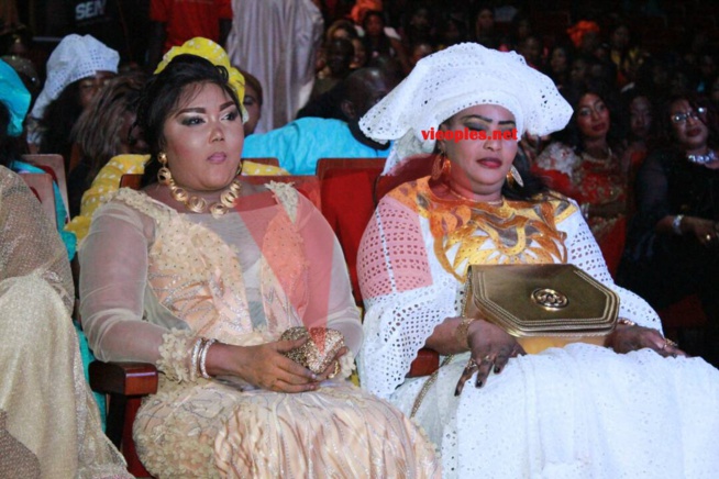 Fatima et Fatou Thiam, les deux dames de coeur del'artiste Mame Goor au premier rang à Sorano pour assister leur mari.