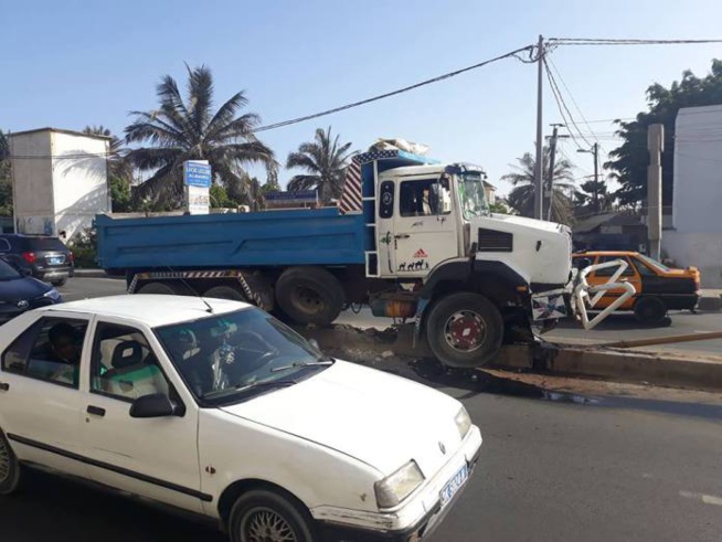 Route des Almadies : un camion quitte sa voie et monte sur la séparation en béton