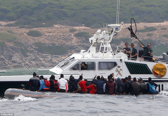 En Espagne, des migrants débarquent sur une plage à la surprise des baigneurs