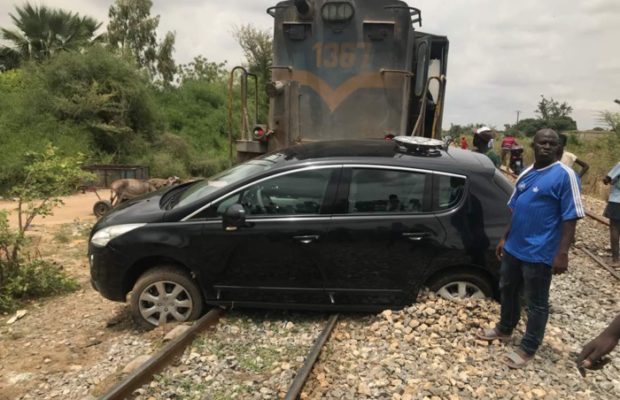 Accident spectaculaire à Thiès : Un train traîne une voiture sur plus de 300 m