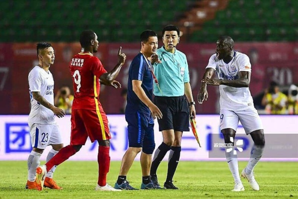 Victime de racisme: Demba Ba demande à la fédération chinoise de sévir contre son insulteur