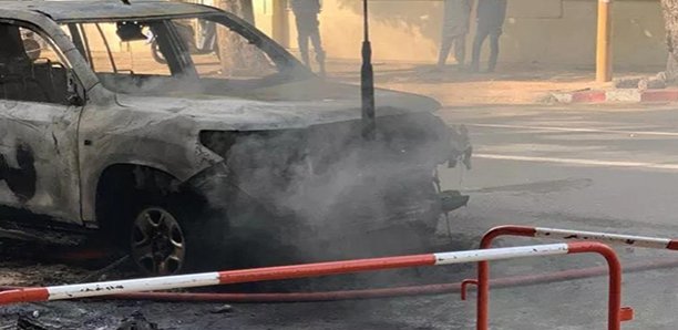 Une voiture prend feu devant le palais de la république