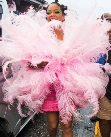 Rihanna impressionnante dans sa robe rose flashy à plumes…