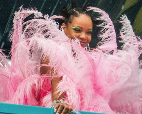 Rihanna impressionnante dans sa robe rose flashy à plumes…