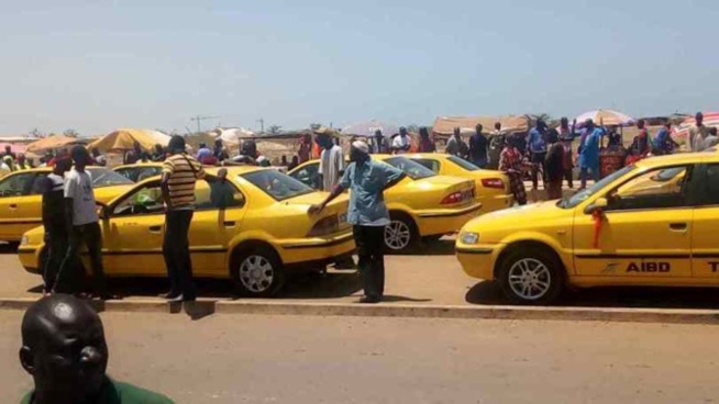 AIB : Les chauffeurs de taxi envahissent le Ministère des Transports aériens et menacent de...