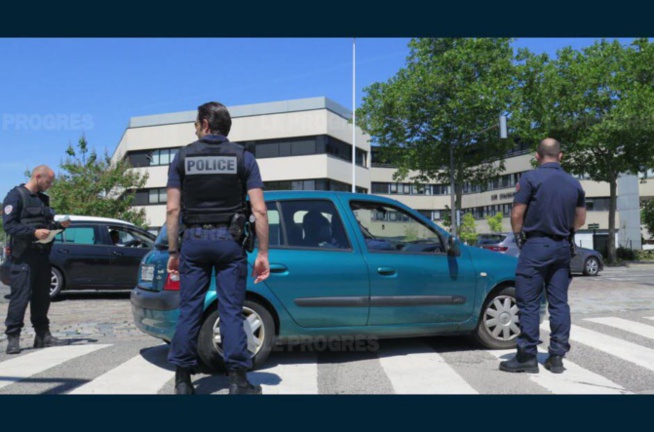 A Lyon: Un homme abandonne son enfant de 8 ans seul dans sa voiture en pleine nuit pour un rendez-vous