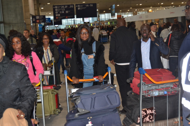 VIDÉO: Arrivées de la première dame du président Mbagnick Diop et sa délégation pour les African Leadership Award à Paris