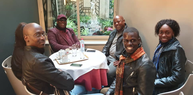 VIDÉO: Le griot du président Mbagnick Diop, Omzo fait les éloges de son "nguer" et de sa femme à Paris. REGARDEZ